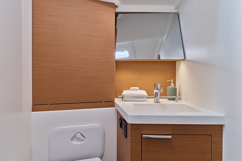 Beneteau First 44 20 bathroom