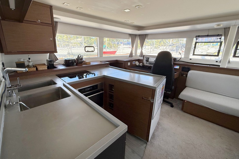 LAGOON 450S 12 saloon