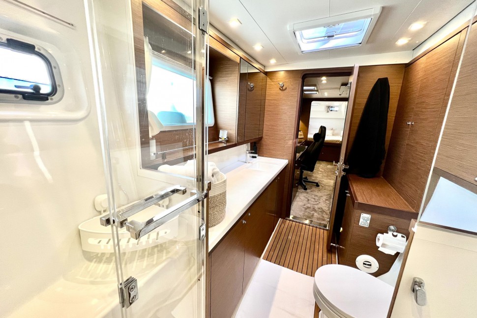 LAGOON 450S 16 masterbathroom