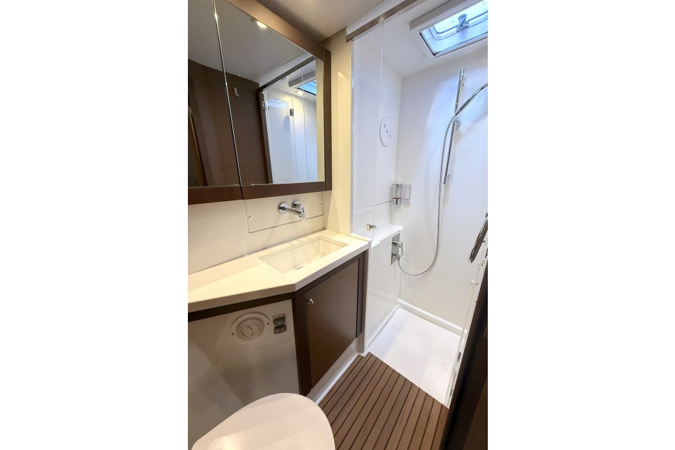 LAGOON 450S 18 secondbathroom